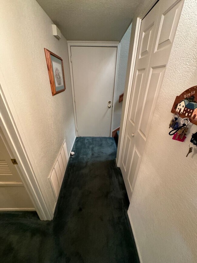 Building Photo - 2BR Bedroom 2BA "Split Level Condo and is ...