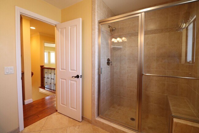 Building Photo - Beautiful Executive Home on the Golf Course