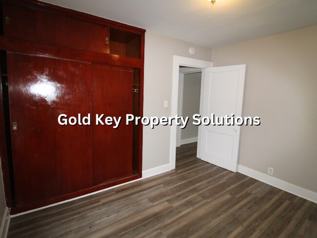 Building Photo - Updated 2 BR 1 BA House with Central Air and Garage (SECTION 8 APPROVED)