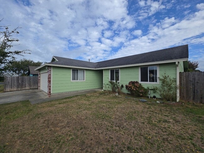 Primary Photo - 3BD/2BA McKinleyville home features ample ...