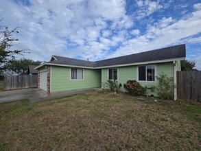 Building Photo - 3BD/2BA McKinleyville home features ample ...