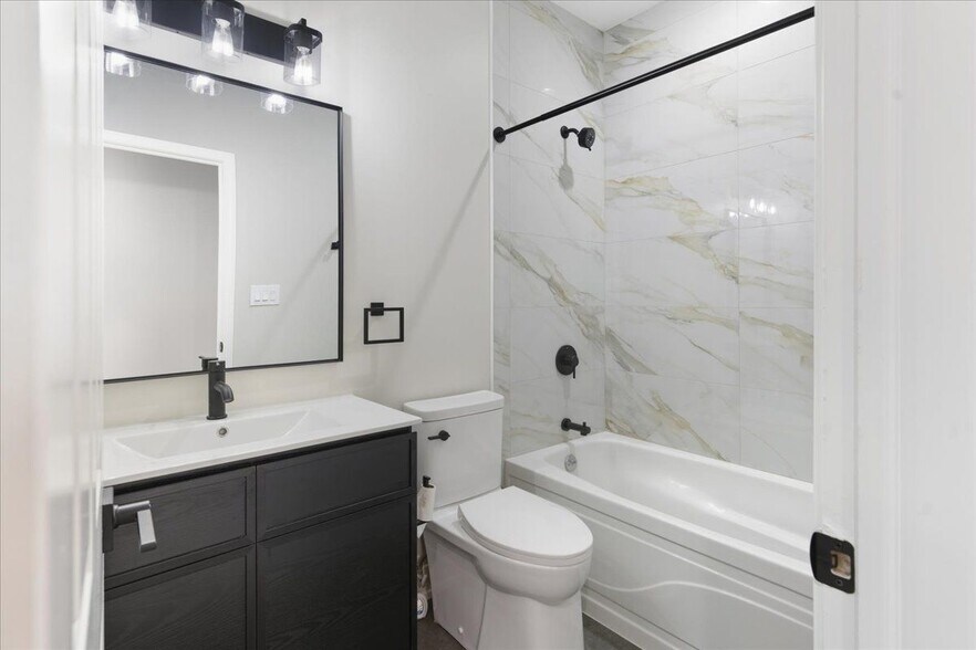 Building Photo - 839 W 14th Pl