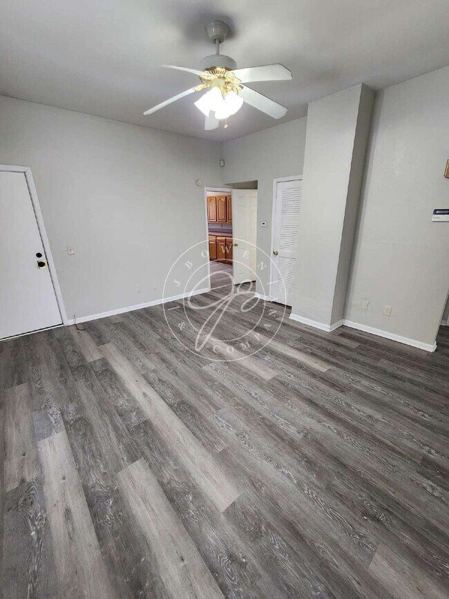 Building Photo - 1/2 off deposit with approved application! Bright & Updated 2-Bedroom Upper | Private Entry | Wat...