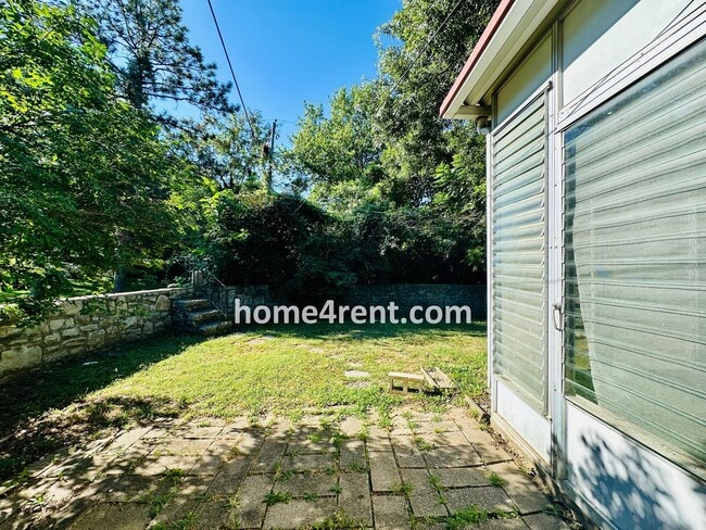 Building Photo - Charming Duplex Style Home with New Paint, Updated Floors, Finished Basement and a Quiet Back Patio!