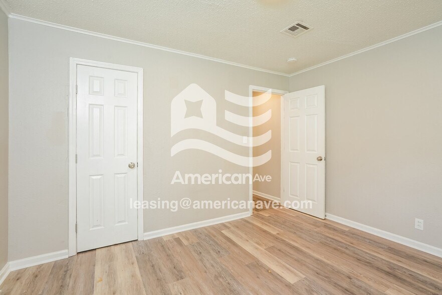 Building Photo - 4923 E Easton St