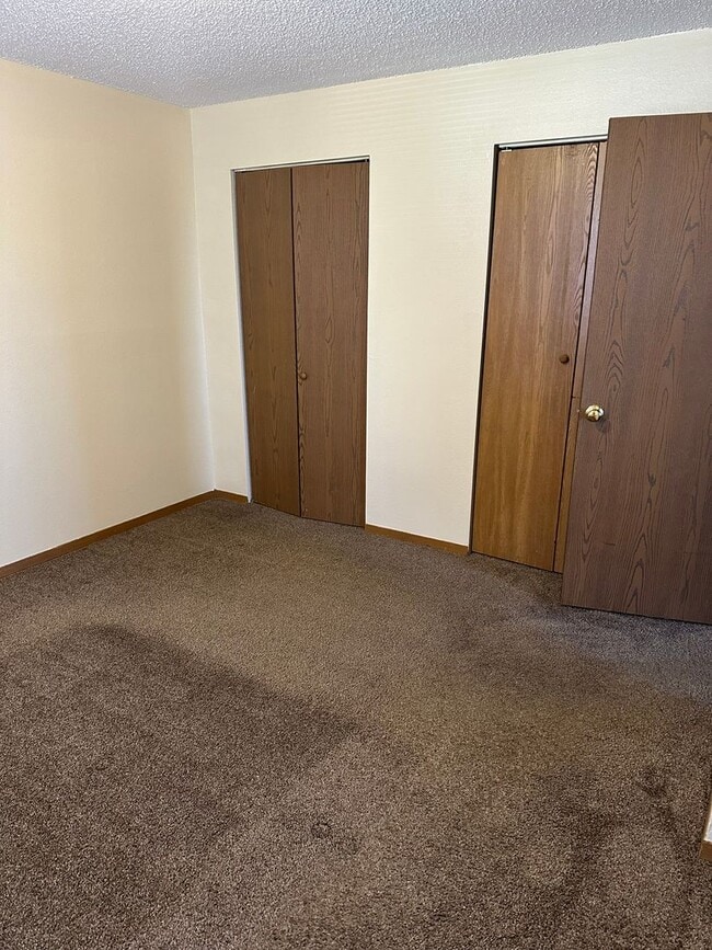 Building Photo - 3 Bedroom Apartment