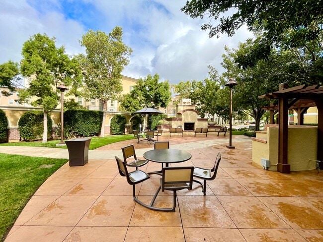 Building Photo - Stunning 2 Bedroom/2.5 Bath Furnished Town...