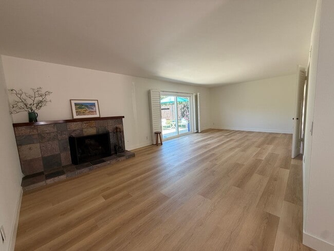 Building Photo - East End Ventura Gem - Spacious, Sunny & Immaculate