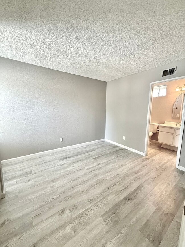 Building Photo - Beautiful 3 bedroom, 3 bath condo in Grand...