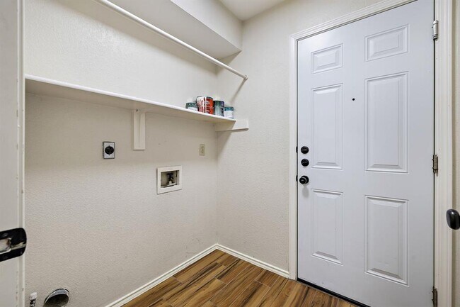 Building Photo - 2003 Dayflower Trce