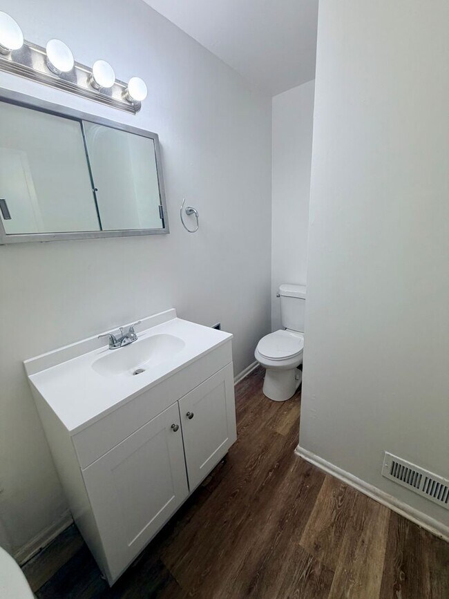 Building Photo - 204 Mandalay Rd