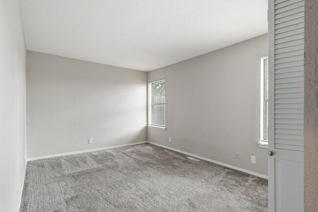 Building Photo - 6518/6520 E 90th St Duplex