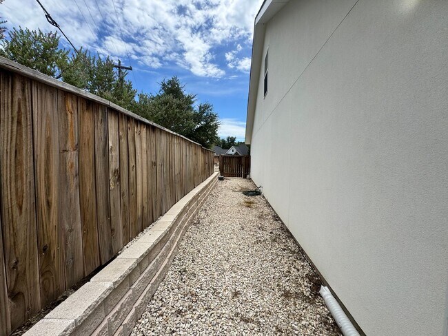 Building Photo - For Rent – 100 Brooklyn Dr, Canyon Lake, T...