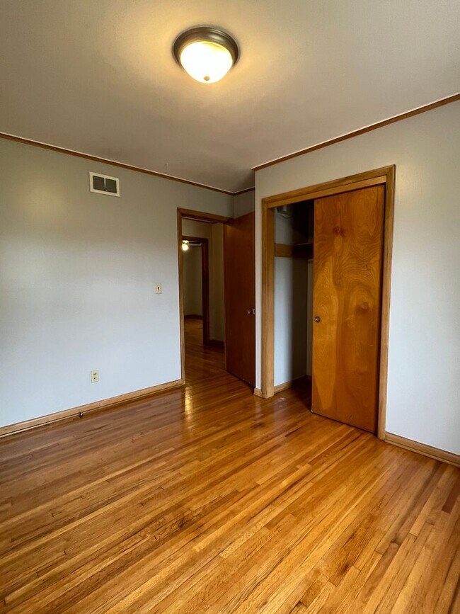 Building Photo - Three Bedroom Tulsa, 1 Bath