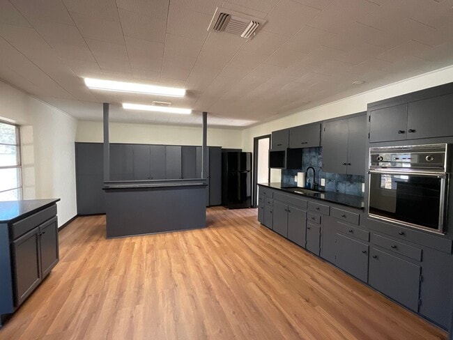 Building Photo - **APPLICATION RECEIVED** Available Now- 2 Bedroom 1 Bath in Granite Shoals, TX with Fenced in Bac...