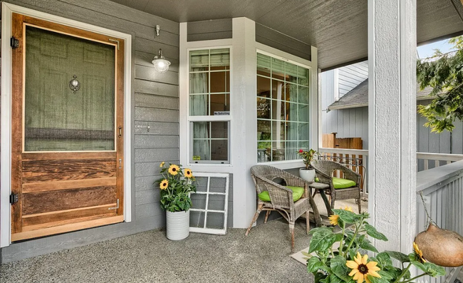 Building Photo - Beautiful Designer 3 bedroom home in Quiet...