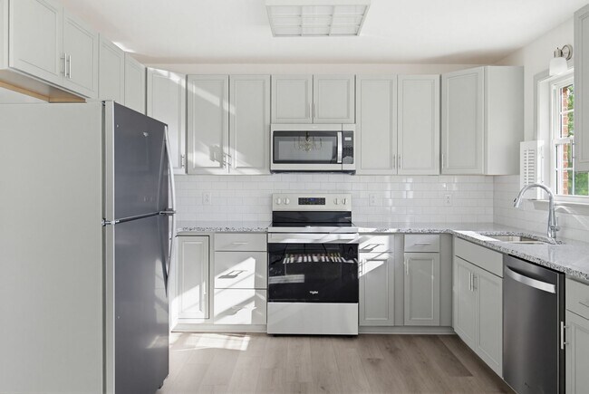 Building Photo - Beautifully Updated 3 bedroom, 2 bathroom Brick Ranch in Lexington