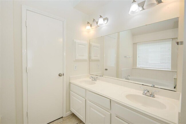 Building Photo - 9719 Goldenglade Dr