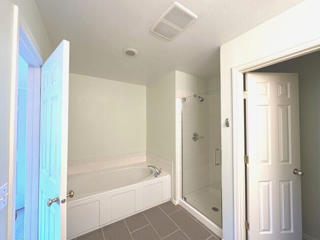 Building Photo - 3Bd/2.5Ba Kirkland House