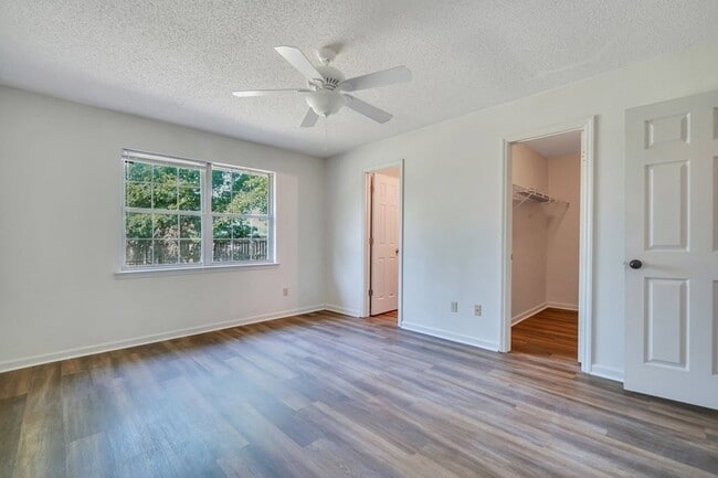 Building Photo - 1501 Woodcrest Cir