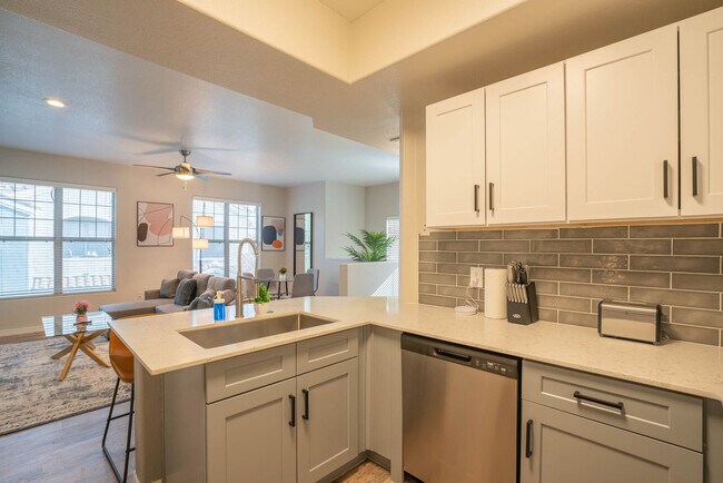 Building Photo - 10 W Minnezona Ave