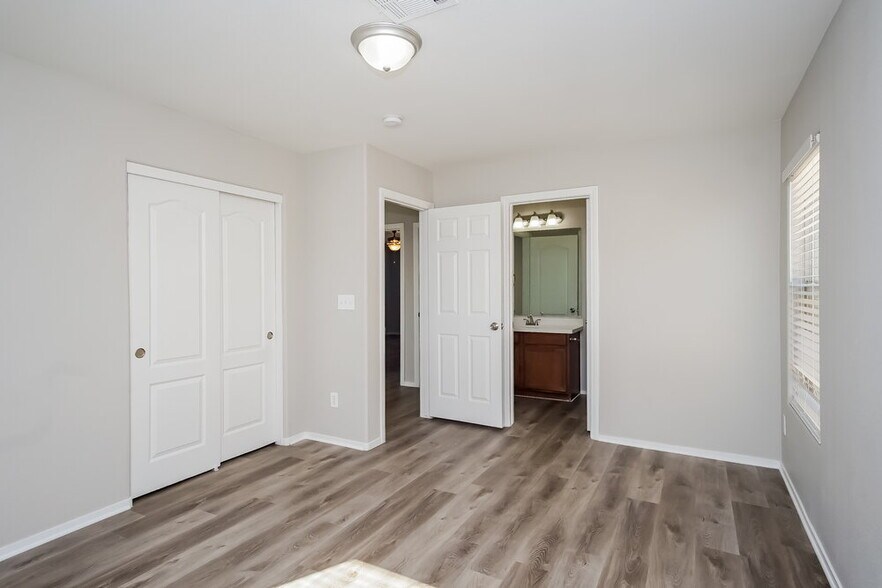 Building Photo - 8860 Ashley Park Ave