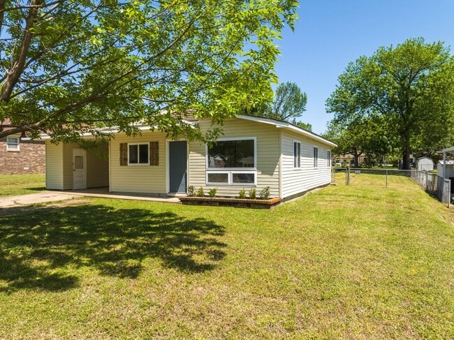 Building Photo - Freshly Updated 3 Bedroom House