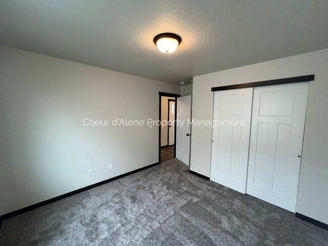 Building Photo - 3 bed, 2 bath house