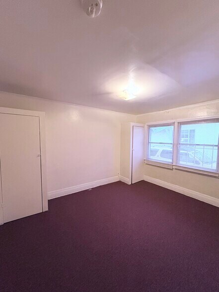 Building Photo - 2010 W 42nd St