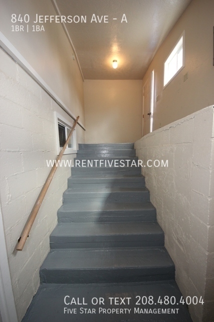 Building Photo - Spacious 1 Bedroom Apartment With Off-Stre...