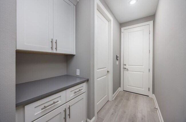 Building Photo - 77 Perimeter Pl