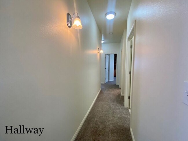 Building Photo - SPACIOUS HOME FOR RENT!