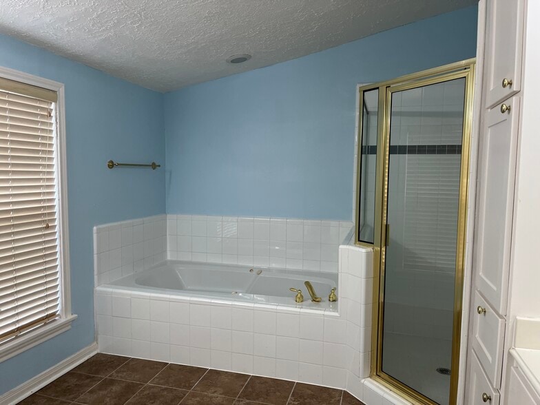 Building Photo - 6855 Bellgreen Dr