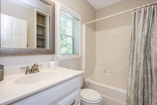 Building Photo - 406 Pershing Rd