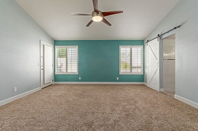 Building Photo - 4 bed 2 bath Stunner w/ Sparkling Pool