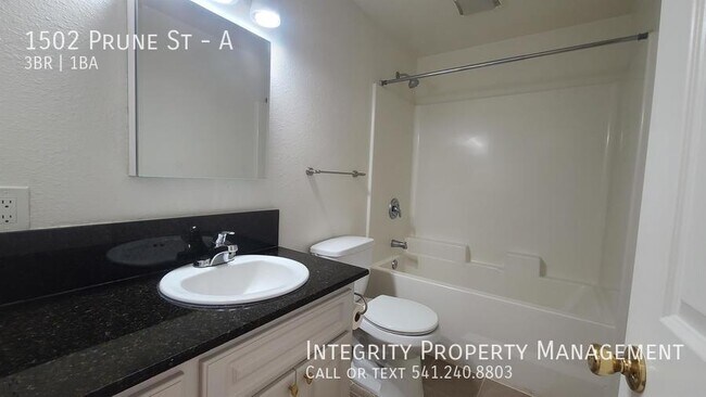 Building Photo - 1502 Prune St