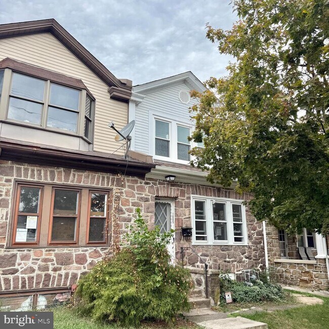 Building Photo - 1005 Stanbridge St