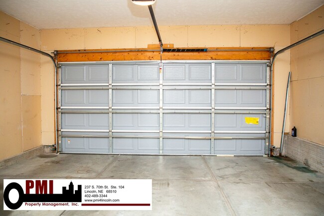 Building Photo - 3 Bedroom and 3 Bathroom Duplex. Available...