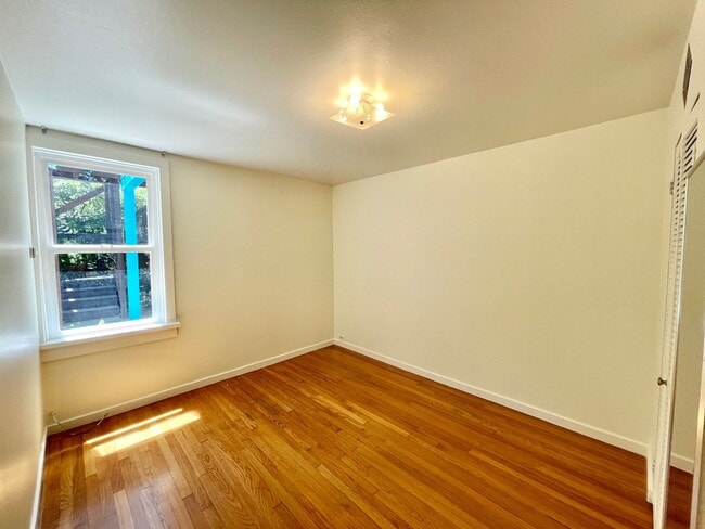 Building Photo - 1BR/1BA Garden Apartment! Laundry! Storage...