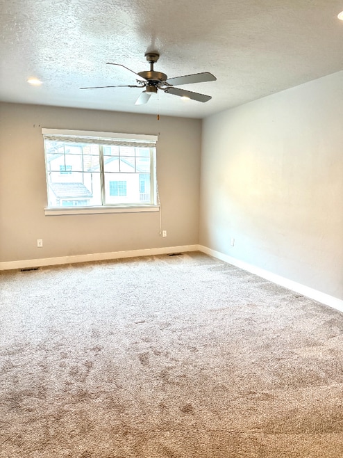 Building Photo - 822 S Aspen Wy