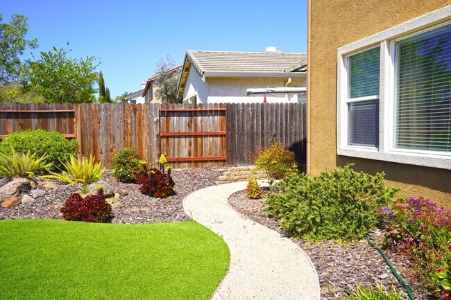 Building Photo - 1074 Vineyard Dr