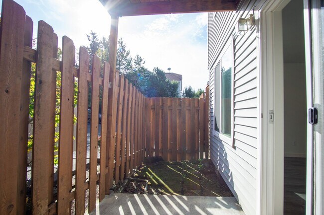 Building Photo - Garden Level 1 Bdr w/ Private Patio & FREE RENT Ready Now!