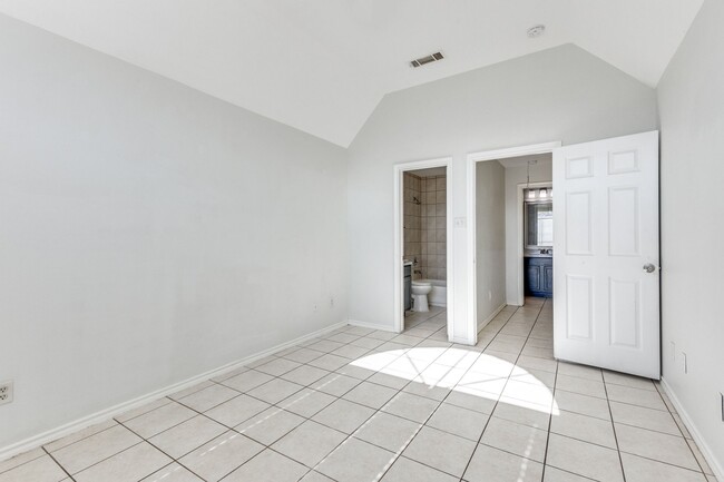 Building Photo - Dynamite Duplex in Arlington - Great Space!