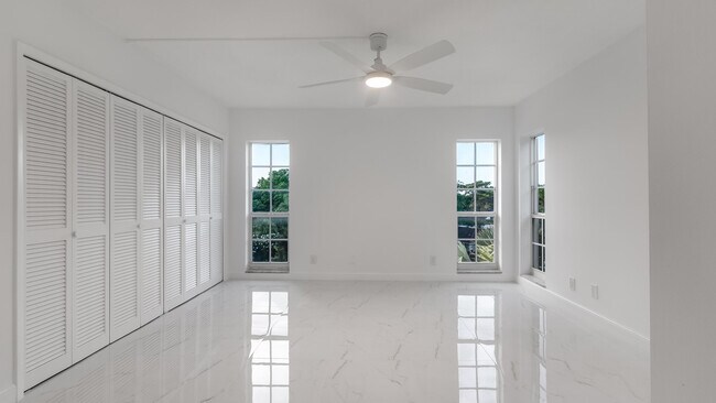 Building Photo - 3000 N Palm Aire Dr
