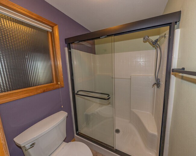 Building Photo - One Level Home - Three Bedroom + Bonus with AC / Beautiful Yard!