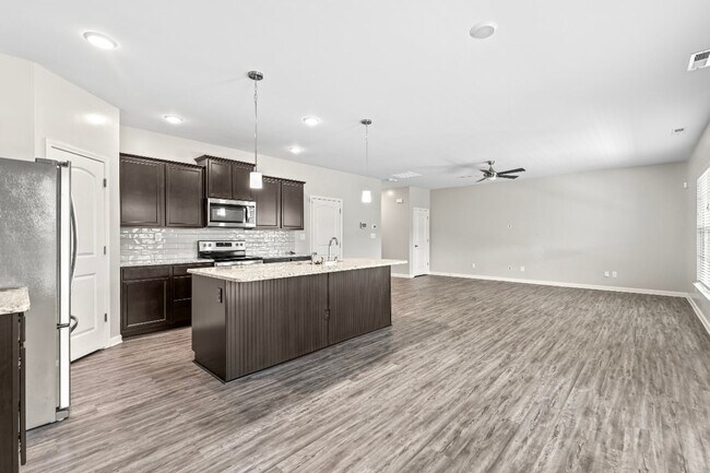Building Photo - 4-Bedroom with Fenced Yard