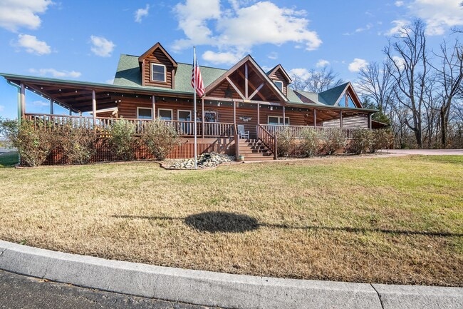 Building Photo - Sevierville 37876 - 3 bedroom, 3.5 Bath, 2486 sq. ft. Cabin and a 672 sq. ft. Studio above garage...