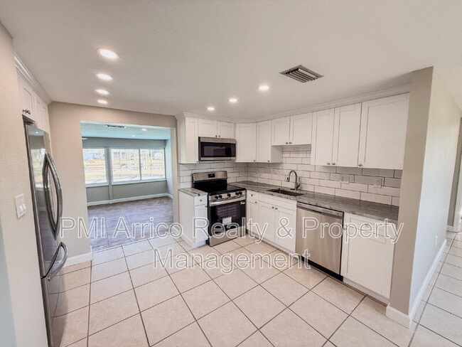 Building Photo - 818 Bayview Dr