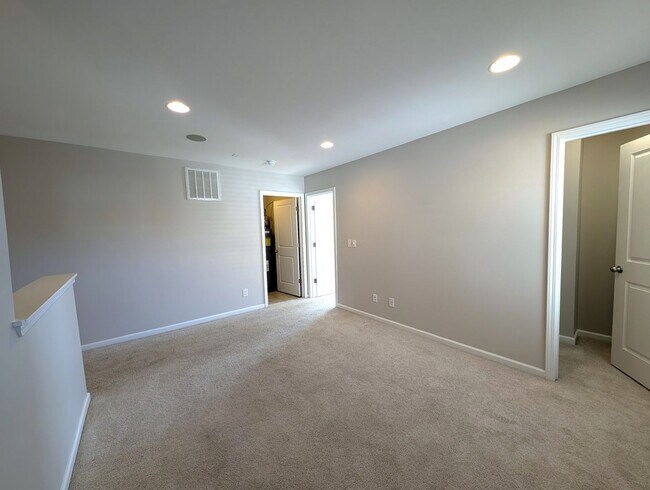 Building Photo - Pristine Home located in the Villages of Back Creek!