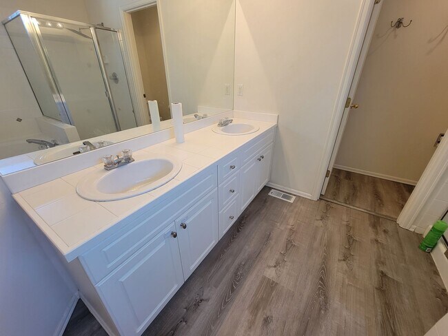 Building Photo - Charming Sammamish Home | 3 Bed + 2.5 Bath